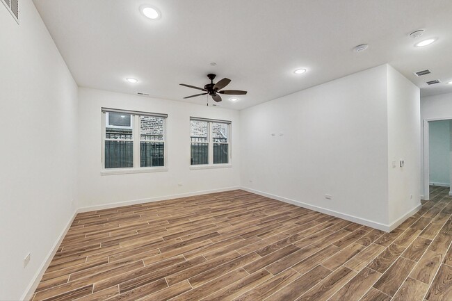 Building Photo - 5126 S Kenwood Ave