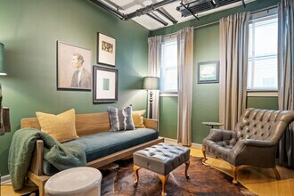 Building Photo - 4413 1/2 N Greenview Ave