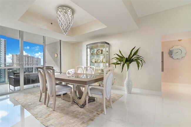 Foto del edificio - 15811 Collins Ave