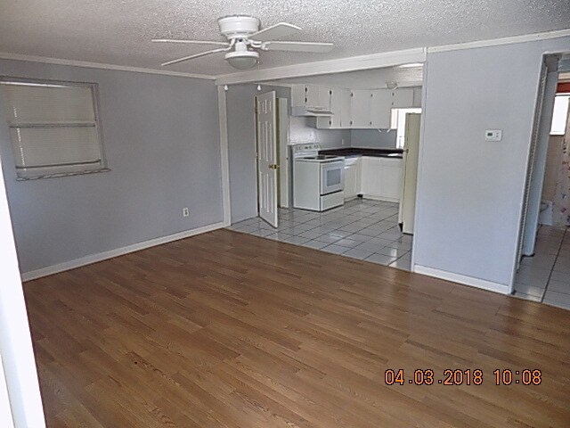 Building Photo - Affordable 2/1 in Zepyhrhills