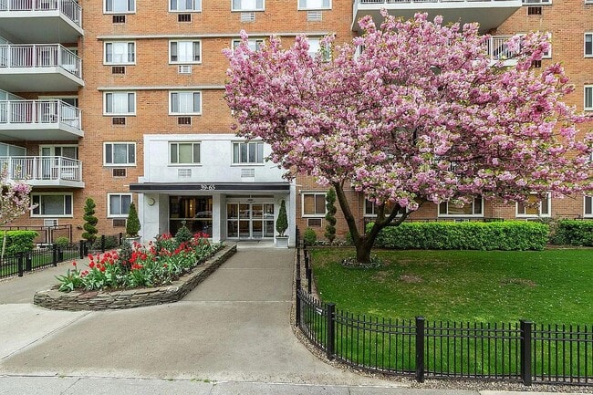 Foto del edificio - 39-65 52nd St