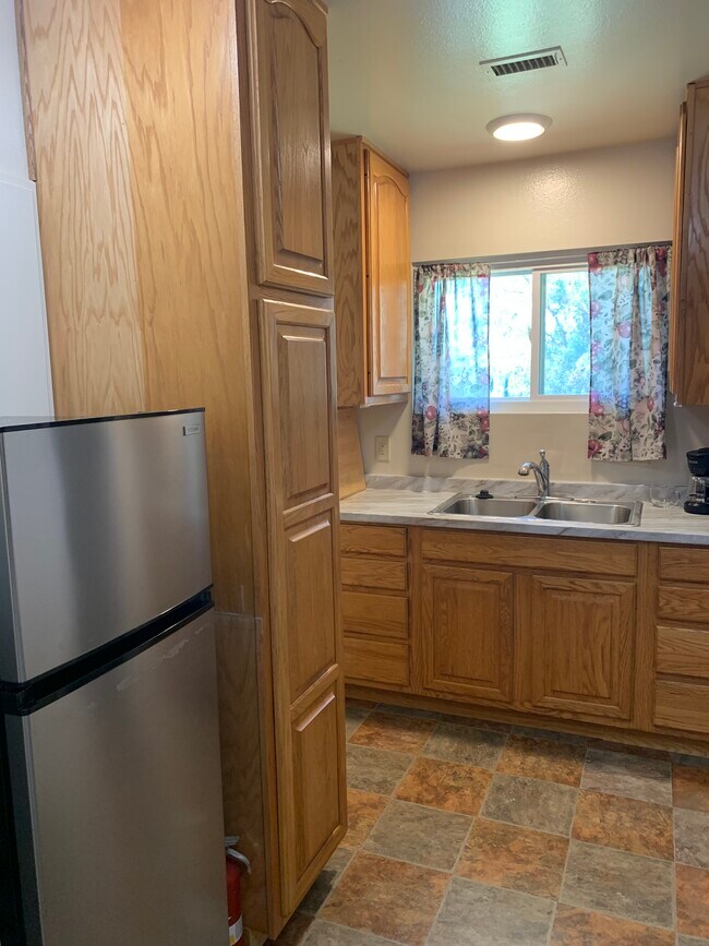 Cocina con vista al patio trasero - 1401 Via Lima