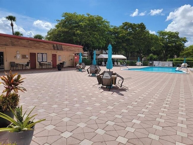 Building Photo - 1030 Country Club Dr