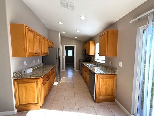Building Photo - Spacious 3 Bed / 2 Bath Home with Large Ba...