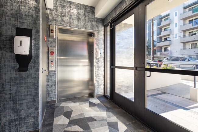 Foto del vestíbulo - 5550 Bonner Ave. The Cielo APartments