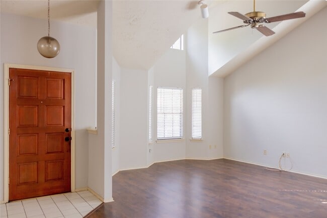 Foto del edificio - 2034 Creek Valley Ln