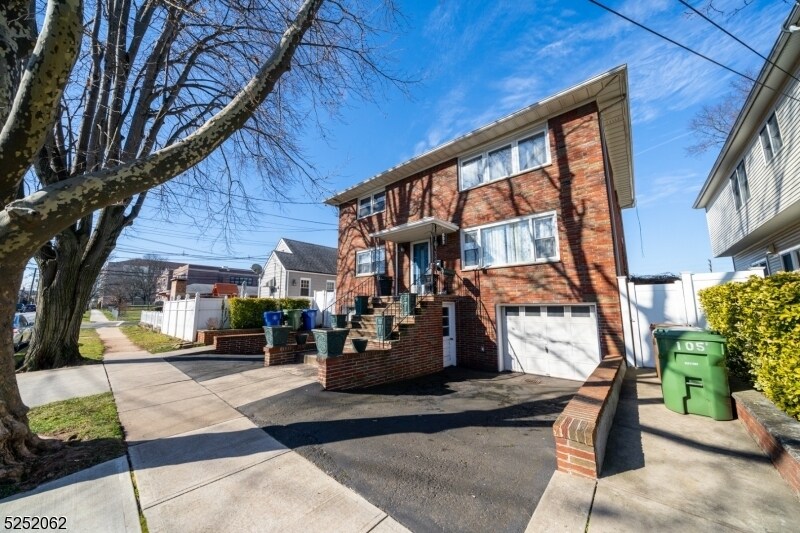Primary Photo - 105 E Morris Ave