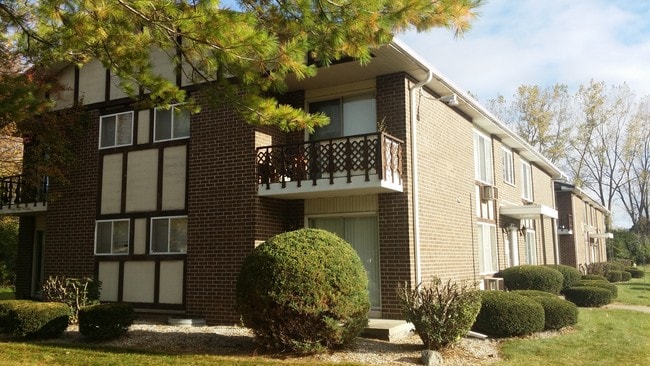 Building Photo - Country Squire Apartments