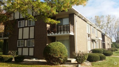Building Photo - Country Squire Apartments