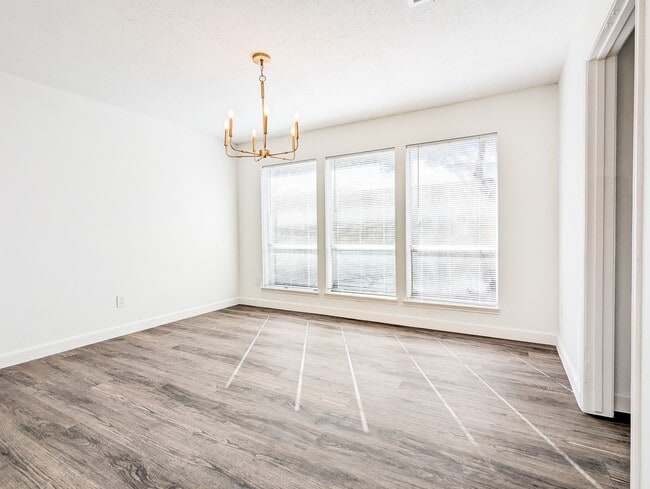 Building Photo - 2706 Oakmont Ln