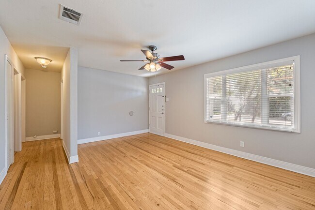 Building Photo - Pre-Lease For August! Great East Austin Ho...