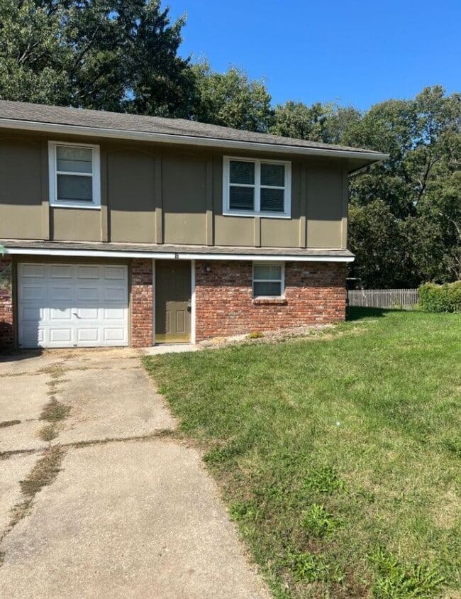 Building Photo - 300 NE Westwind Dr
