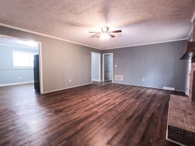 Building Photo - 1002 Saluda Lake Rd