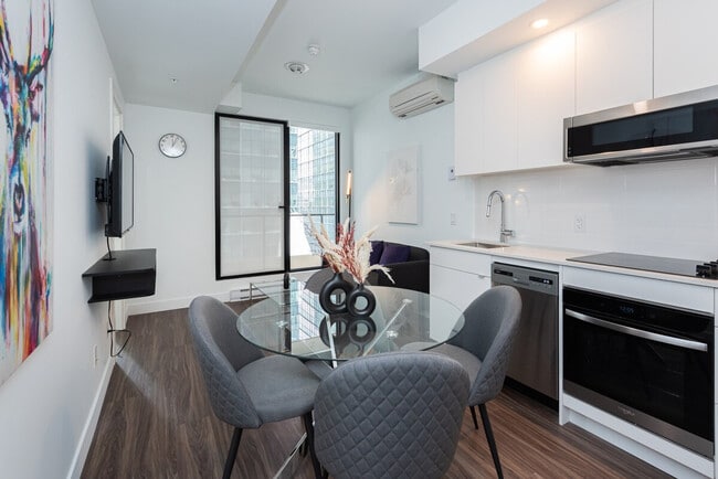 Building Photo - 1063 Rue de la Montagne