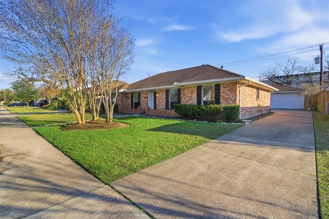 Building Photo - 2310 Droxford Dr