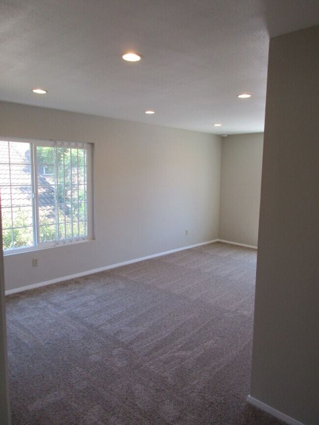 Foto del edificio - 5BD + Office Home Located in Coveted Old S...
