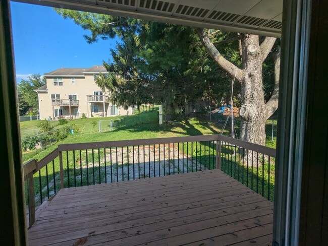 Building Photo - 2047 S Ridge Dr