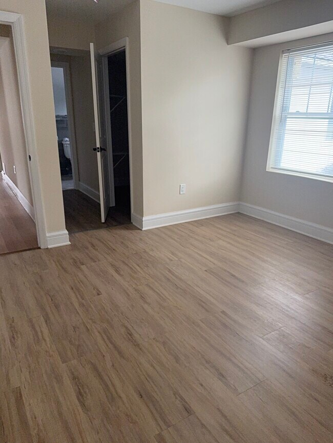 Dormitorio principal, armario, baño - 729 Linden Ave