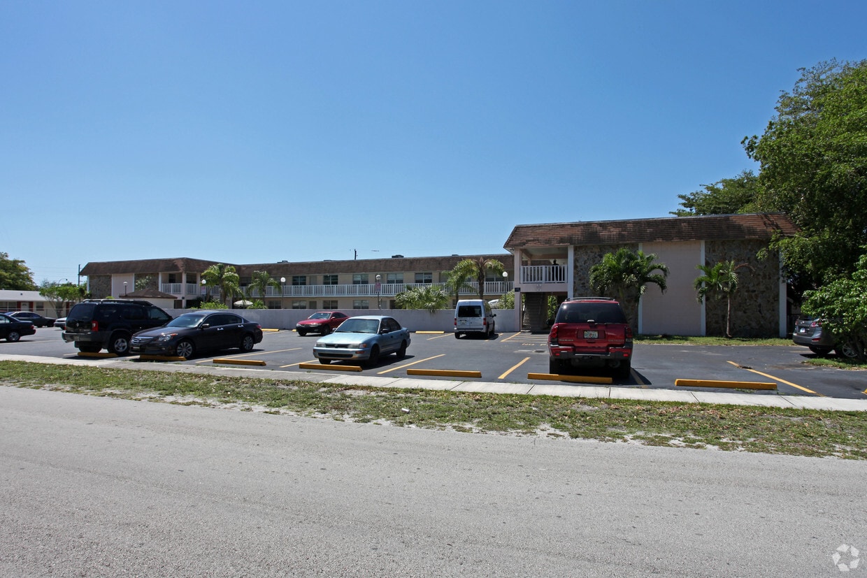 Linda's Villas Apartments in Miramar, FL
