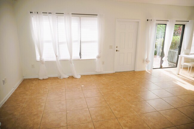 Foto del edificio - 4790 Preserve St