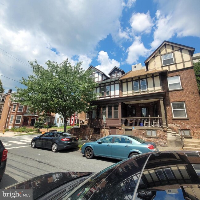 Foto del edificio - 613 W 10th St