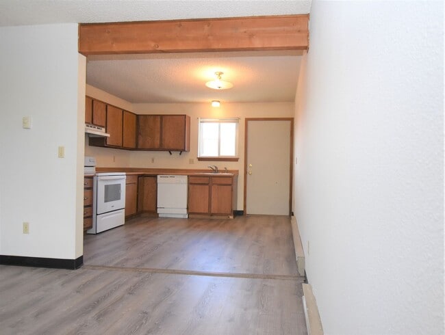 Foto del edificio - Great Location! Top Floor 2 bed 1 bath and detached garage!