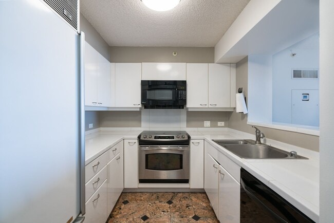 Building Photo - Beautiful Ocean View! 1 bedroom Condo with...