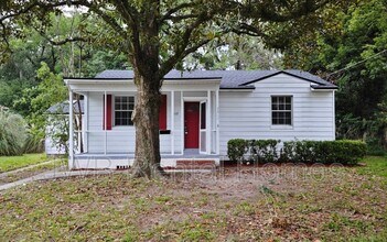 Building Photo - 5517 Lakewood Cir E