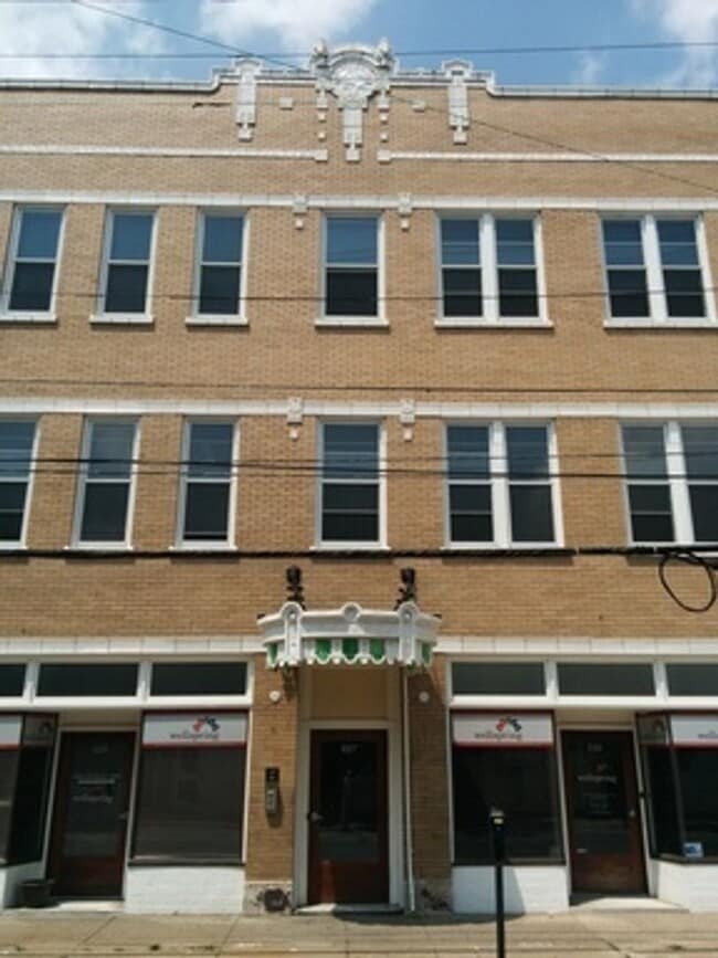 Building Photo - 227 W Breckinridge St