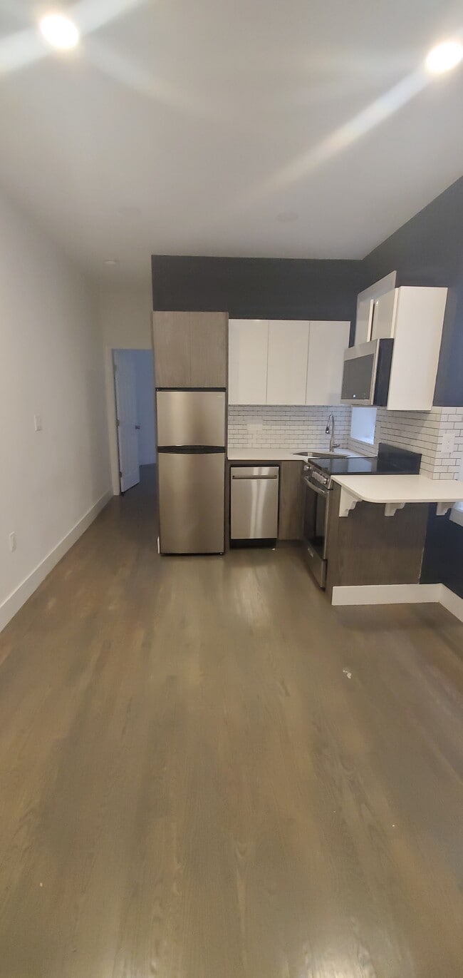 Building Photo - 24 Phillips St