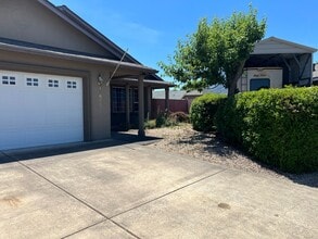 Building Photo - 1460 Oxford Cir