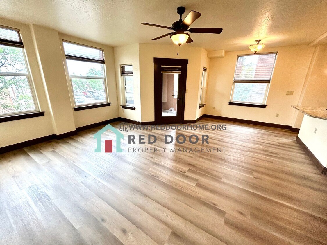 Primary Photo - Stunning Downtown Condo with Style and Com...