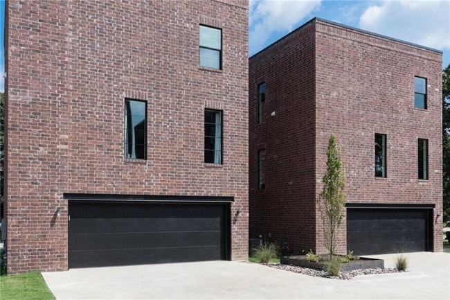 Building Photo - 875 W Holly St