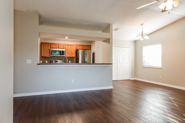 Foto del edificio - 8060 Creedmoor Dr