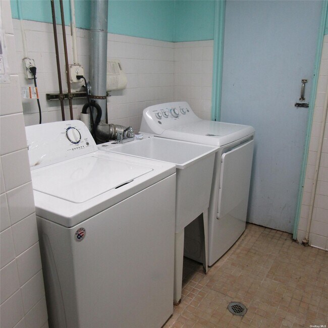 Foto del edificio - 82-67 233rd St