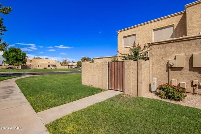 Building Photo - 2 Bedroom, 1 Bathroom with Washer & Dryer ...