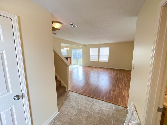Building Photo - Wonderful 4 bedroom 2.5 bathroom Two Story...