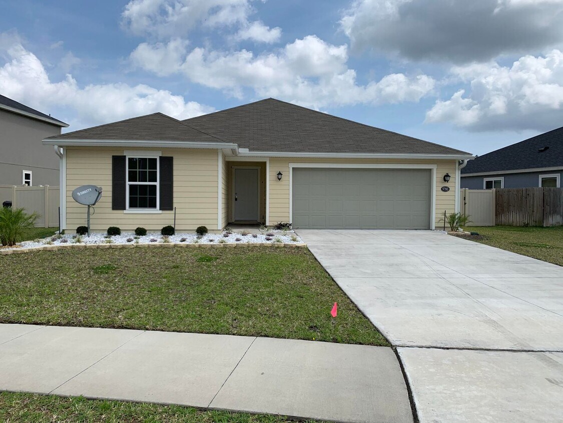 Foto principal - Beautiful 3 Bedroom, 2 Bath Home in the He...