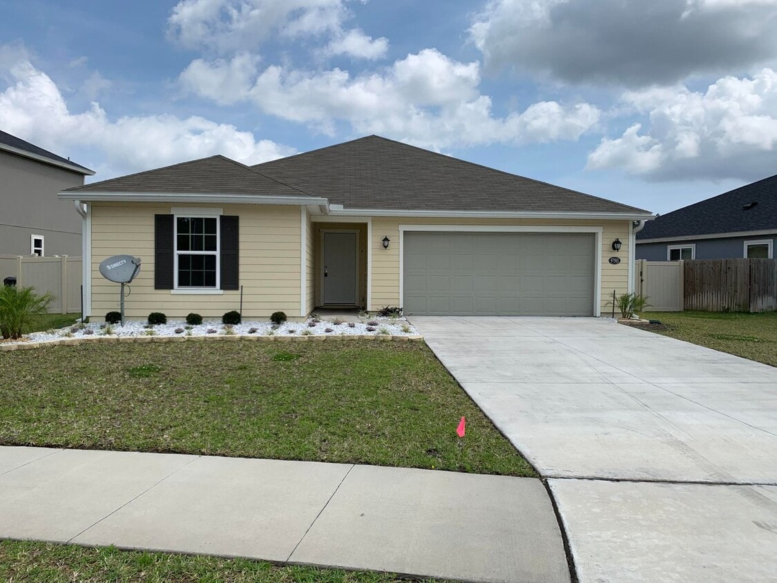 Primary Photo - Beautiful 3 Bedroom, 2 Bath Home in the He...