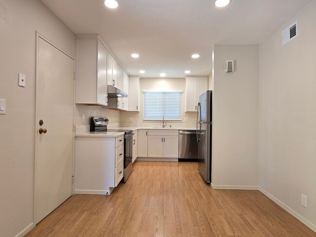 Building Photo - Renovated Home with New Kitchen, Stainless...