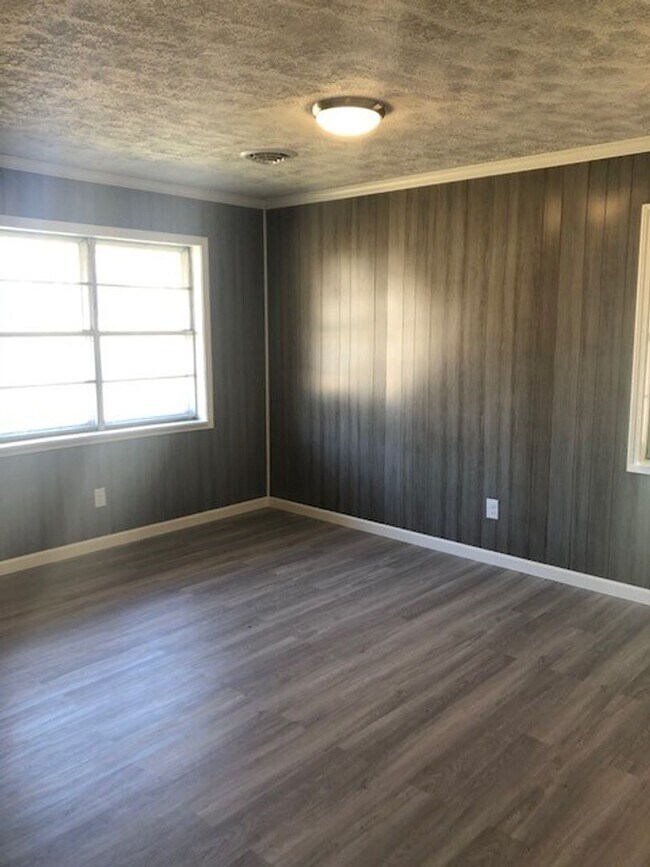 Building Photo - Renovated 3 Bedroom 1 Bath Home for Rent!