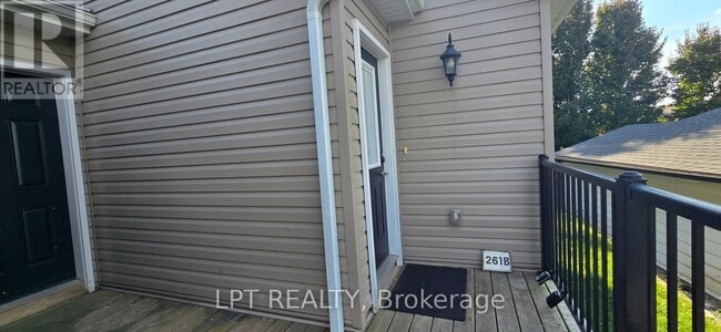 Building Photo - 261 Cairn St