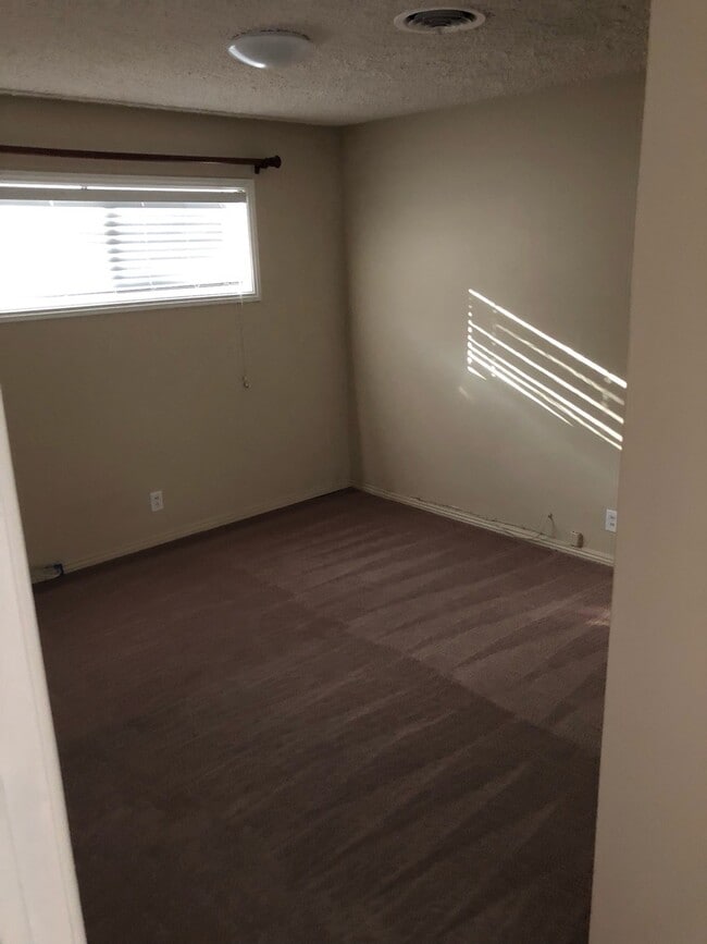 Building Photo - 2208 Sunland Ave.
