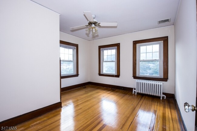 Building Photo - 176 Grove Ave
