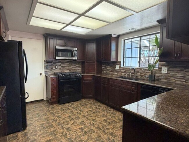 Foto del edificio - Three Bedroom Single Family Home
