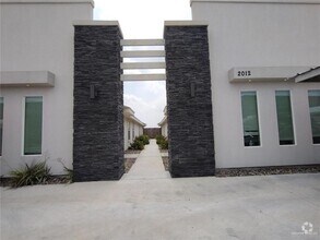 Building Photo - 2012 Summerland Ln