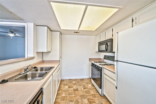 Foto del edificio - 8070 W Russell Rd