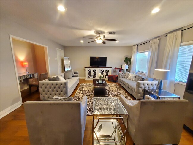 Foto del edificio - 8815 Bellaire Blvd