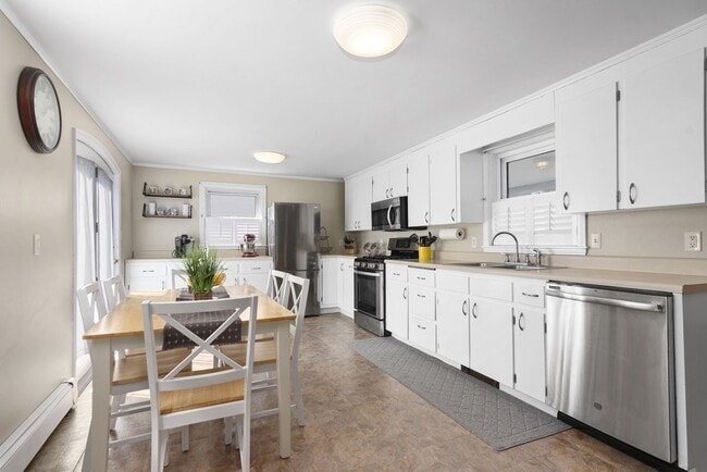 Building Photo - 28 Touraine Ave