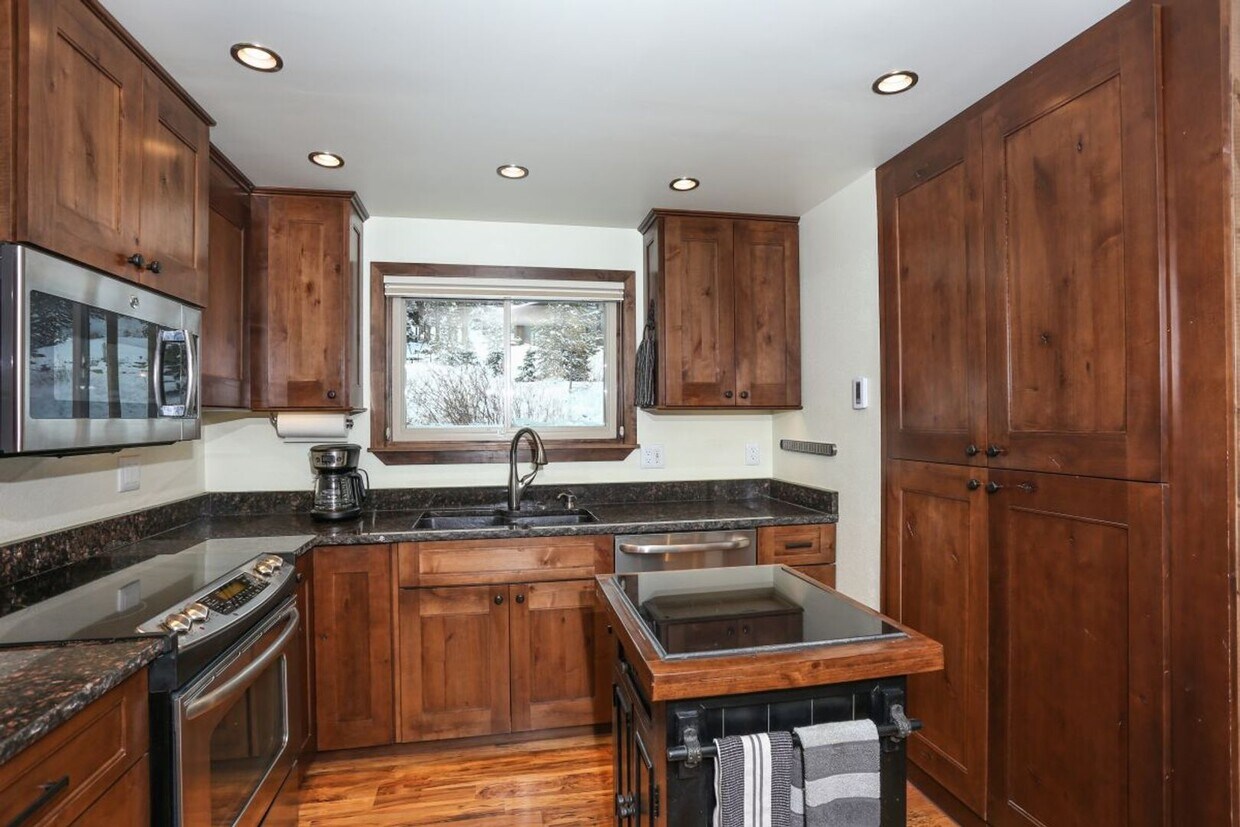 Foto principal - Amazing views! On bus route! 1 Year Lease!